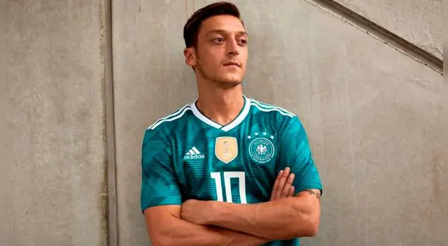 Mesut Özil vive su mejor momento en el Arsenal inglés.