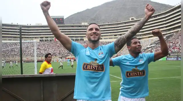 Emanuel Herrera celebra su gol con Sporting Cristal a Universitario en el Monumental.