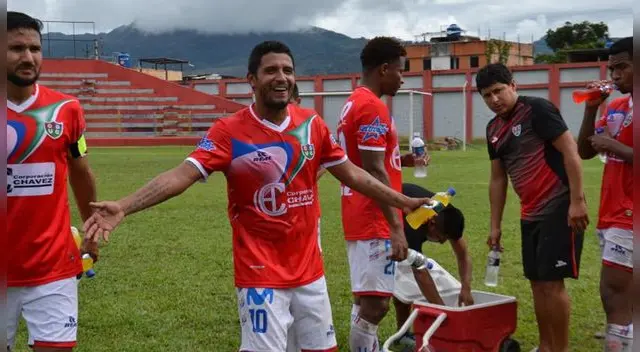 Reimond Manco celebrando un triunfo de Unión Comercio.