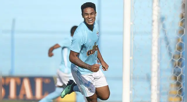Christopher Olivares celebra un gol con Sporting Cristal.