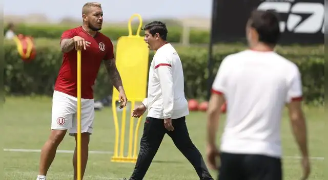 Juan Manuel Vargas y Nicolás Córdova, durante un entrenamiento de Universitario.