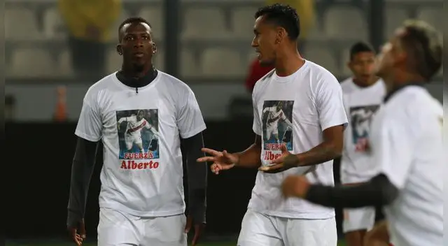 Luis Advíncula y Renato Tapia en la previa del Perú vs Ecuador