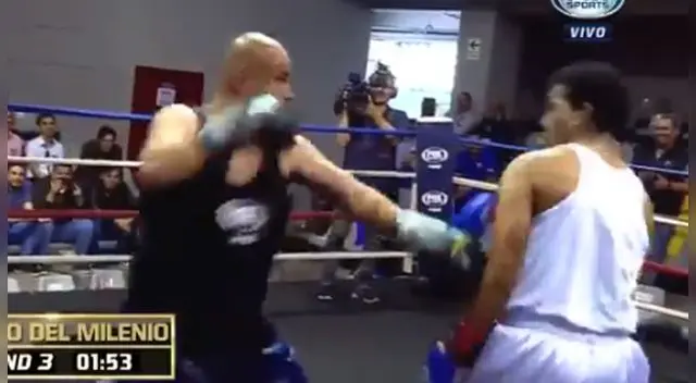Julio César Uribe y Peter Arévalo se enfrentaron a golpes en impactante pelea de box