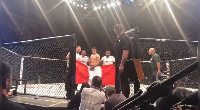 UFC Argentina: Jesús Pinedo celebró su victoria con la bandera de Perú.