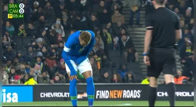  Brasil vs Camerún: Neymar tuvo que abandonar el campo a raíz de una lesión muscular.
