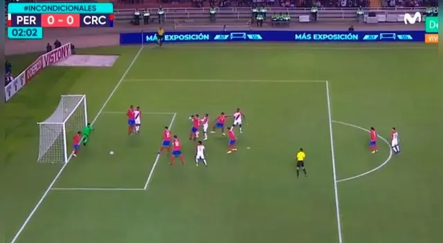 Aldo Corzo metió un cabezazo dentro del área en el Perú vs Costa Rica.