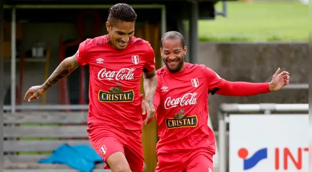 Paolo Guerrero y Alberto Rodríguez, durante un entrenamiento de la Selección Peruana.