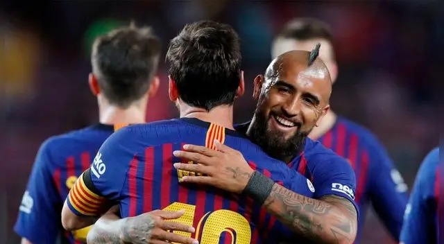 Arturo Vidal: Barcelona le obsequió una corona de rey │ VIDEO