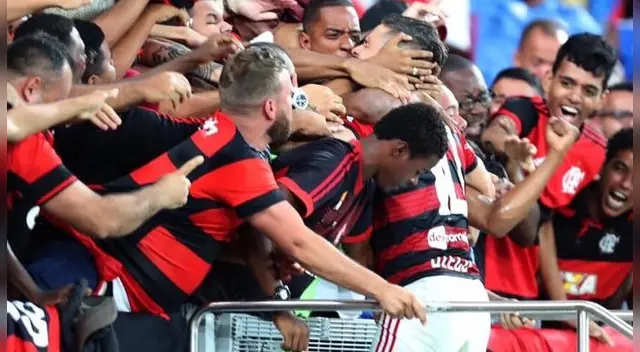 Flamengo: Diego recibió particular "cariño" de hincha brasileño Flamengo: Diego recibió particular "cariño" de hincha brasileño