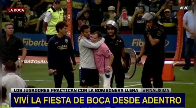 Boca Juniors vs River Plate: Un hincha saltó a la cancha de La Bombonera y Carlos Tévez le hizo un regalo especial Boca Juniors vs River Plate: Un hincha saltó a la cancha de La Bombonera y Carlos Tévez le hizo un regalo especial