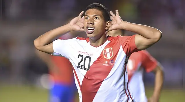 Edison Flores celebra un gol con la Selección Peruana