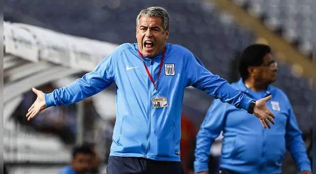 Pablo Bengoechea, durante un partido de Alianza Lima.