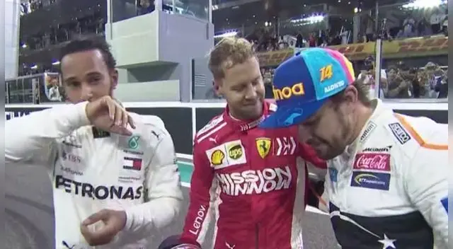 Fernando Alonso se retiró de la Fórmula 1 con gran maniobra en compañía de Vettel y Hamilton