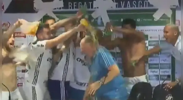 Palmeiras se coronó campeón en Brasil y jugadores "mojaron" a Luiz Felipe Scolari