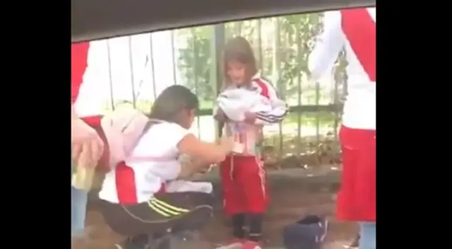River Plate vs Boca Juniors SUSPENDIDO: Mujer que pasó bengalas camufladas en su hija fue detenida por la policía | VIDEO