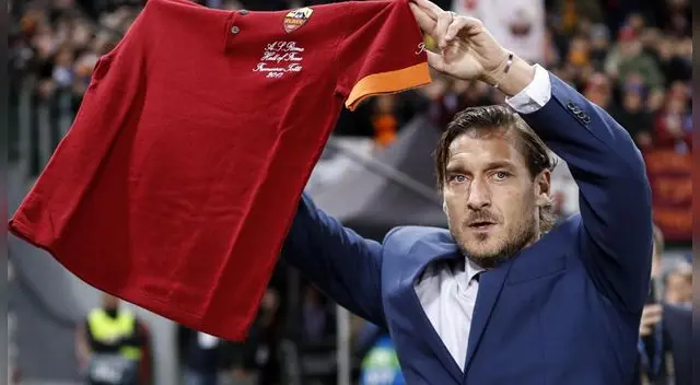 En la ceremonia previa al Roma vs Real Madrid se realizó un homenaje al histórico excapitán Francesco Totti. En la ceremonia previa al Roma vs Real Madrid se realizó un homenaje al histórico excapitán Francesco Totti.