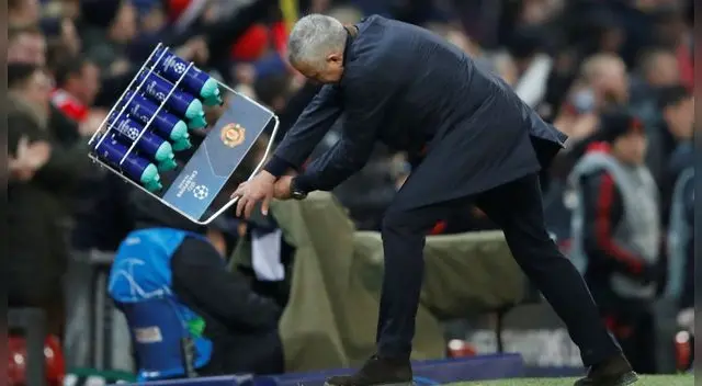 Todos estaban alegres por el triunfo de Manchester United, menos José Mourinho.