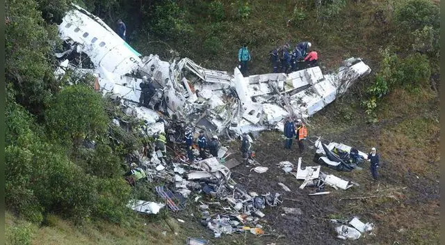 Una aeronave que no solo transportaba al Chapecoense sino a su ilusión tuvo un final abrupto el 28 de noviembre del 2016, dejando 71 muertos y solo seis sobrevivientes. Una aeronave que no solo transportaba al Chapecoense sino a su ilusión tuvo un final abrupto el 28 de noviembre del 2016, dejando 71 muertos y solo seis sobrevivientes.