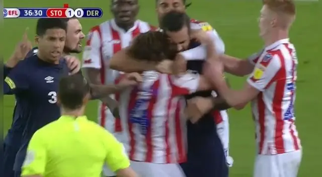 ¡A lo Suárez! Jugador del Derby County mordió en pleno partido a riva ¡A lo Suárez! Jugador del Derby County mordió en pleno partido a riva