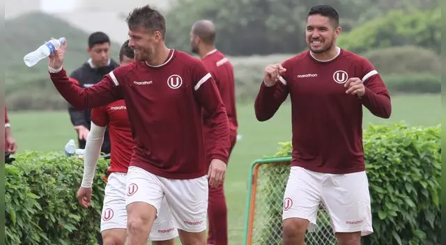 Germán Denis y Juan Manuel Vargas, durante un entrenamiento de Universitario.