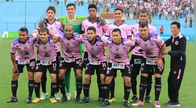Jhon Vega, el cuarto desde la izquierda de los parados de la alineación de Sport Boys.