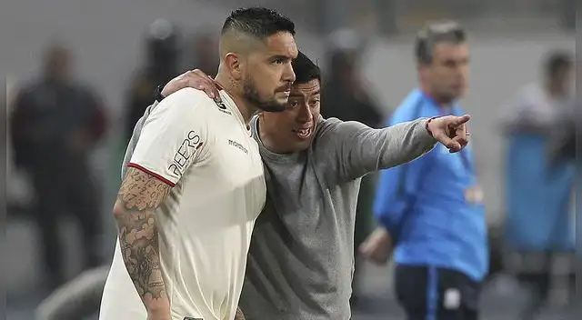 Juan Manuel Vargas y Nicolás Córdova, durante un partido de Universitario.