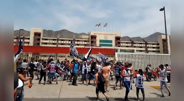 Alianza Lima │ Universitario: Hinchas blanquiazules pintaron la fachada del Estadio Monumental │ FOTOS