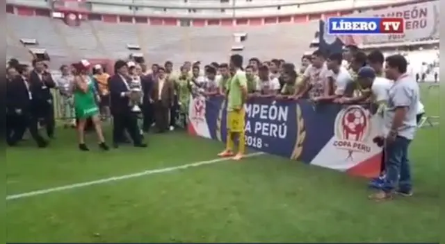 El público en el Estadio Nacional expresó su rechazo contra Edwin Oviedo cuando entregó el título al capitán del Molinos El Pirata.