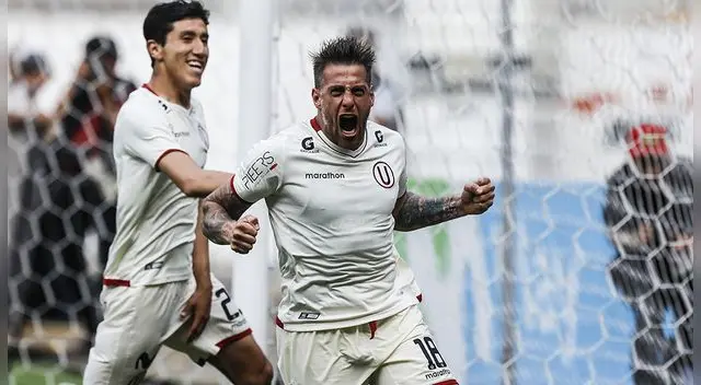 Germán Denis celebra un gol de Universitario de Deportes Germán Denis celebra un gol de Universitario de Deportes