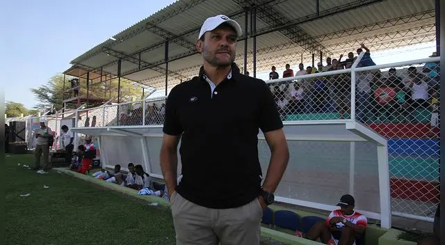 Gustavo Roverano defendió los equipos de Alianza Lima y Sporting Cristal. Gustavo Roverano defendió los equipos de Alianza Lima y Sporting Cristal.