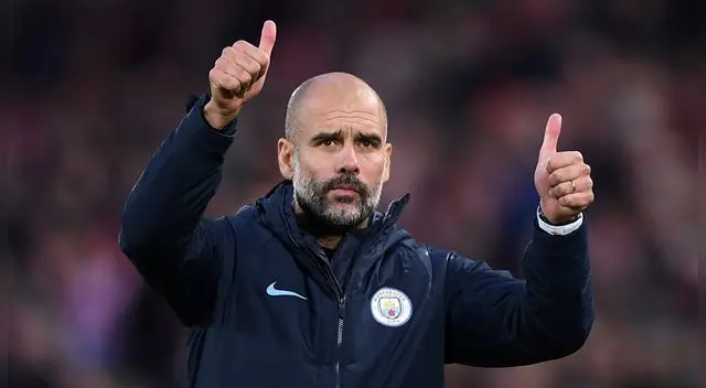 Pep Guardiola mantiene la punta de la Premier League con el Manchester City. 