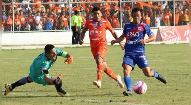 Cesar Vallejo y Carlos Mannucci dan muestra de respeto tras la final de Segunda División 