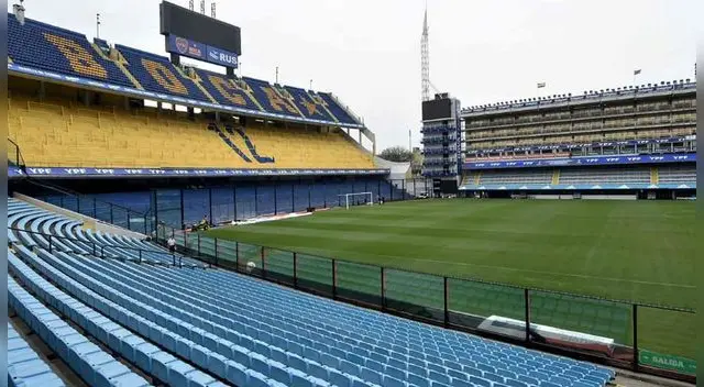 Brigada antiexplosivos registra los alrededores del estadio de Boca Juniors, por una presunta amenaza de bomba en el escenario. 
