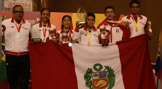 Integrantes de la categoría femenina y masculina del tenis mes. Integrantes de la categoría femenina y masculina del tenis mes.
