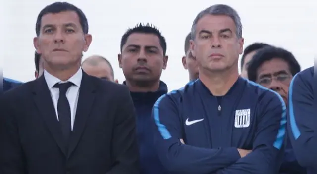 Gustavo Zevallos y Pablo Bengoechea, durante un acto de Alianza Lima.