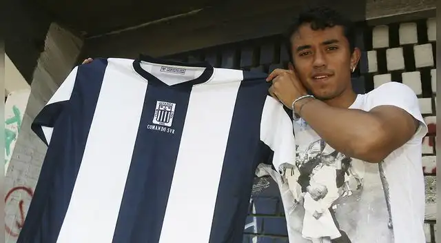 Joazhiño Arroé posa con una camiseta de Alianza Lima.