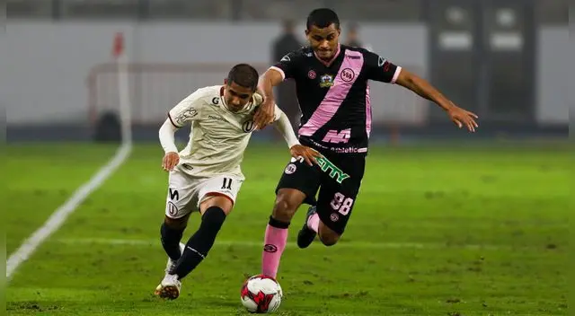 Nelinho Quina, durante un partido ante Universitario.