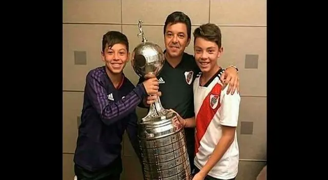 Matías y Santino posan junto a papá con la Libertadores de América. Matías y Santino posan junto a papá con la Libertadores de América.