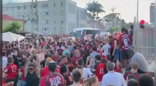 Junior fue recibido por una multitud de hinchas del Paranaense.