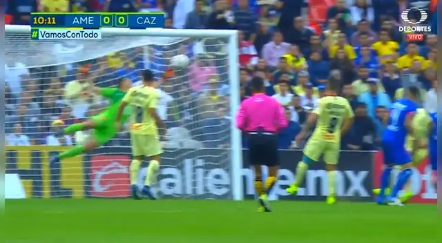 América vs Cruz Azul: Agustín Marchesín evitó el 1-0 con estupenda atajada.