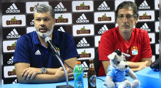 Carlos Benavides y Mario Salas, durante una conferencia de prensa.