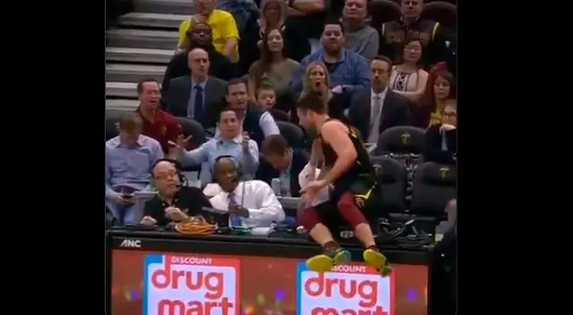 El australiano Matthew Dellavedova realizó esta acción temeraria. 