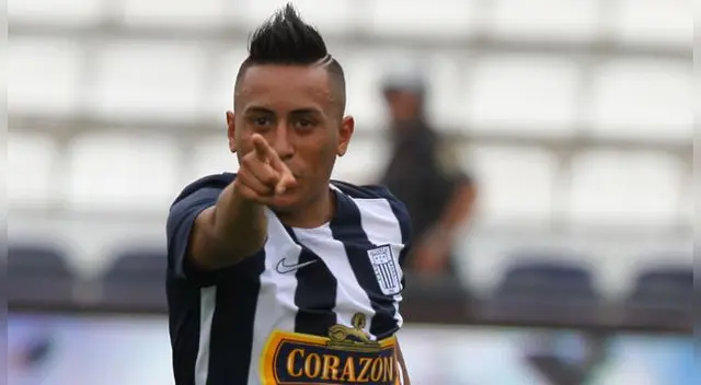 Christian Cueva celebra un gol con Alianza Lima.