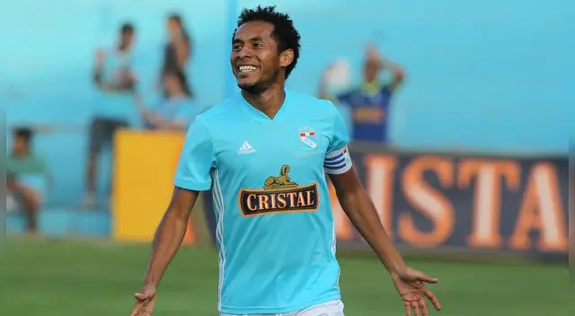 Carlos Lobatón celebra un gol con Sporting Cristal.