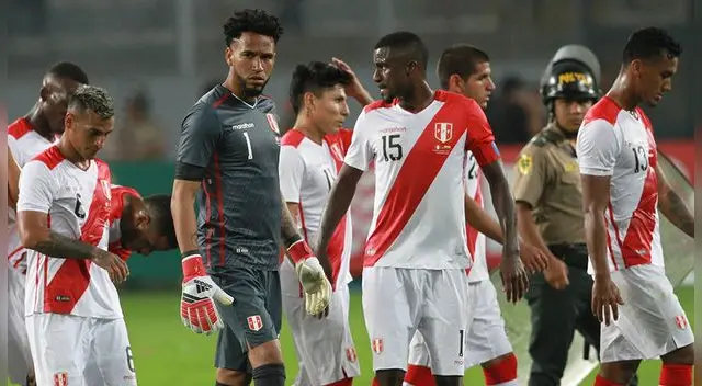 Lionel Messi enfrenta a Miguel Araujo, en un Argentina vs Perú.