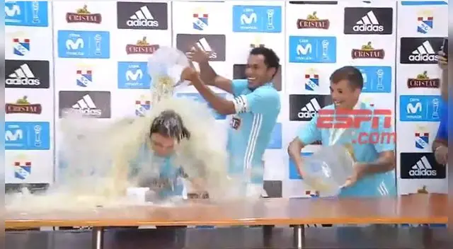 Youtube | Alianza vs Cristal EN VIVO: VIDEO jugadores rimenses bañaron en cerveza a Mario Salas tras salir campeones del Descentralizado 2018 | yt | Viral Youtube | Alianza vs Cristal EN VIVO: VIDEO jugadores rimenses bañaron en cerveza a Mario Salas tras salir campeones del Descentralizado 2018 | yt | Viral