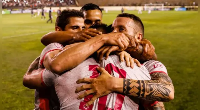 Universitario y su afectuoso saludo al campeón peruano Universitario y su afectuoso saludo al campeón peruano