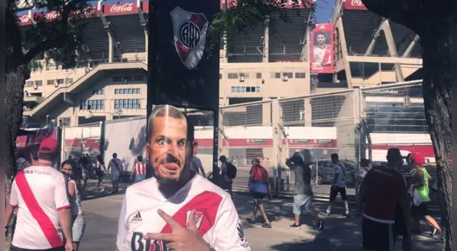River Plate: Hinchas recuerdan a Dario Benedetto con divertidas máscaras River Plate: Hinchas recuerdan a Dario Benedetto con divertidas máscaras