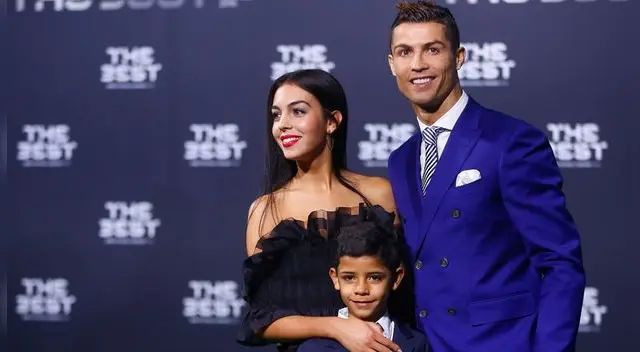 Cristiano Ronaldo ha conmovido a las redes sociales con una cálida fotografía junto a Georgina Rodríguez y sus cuatro retoños. Cristiano Ronaldo ha conmovido a las redes sociales con una cálida fotografía junto a Georgina Rodríguez y sus cuatro retoños.