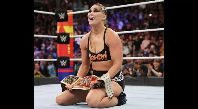 Ronda Rousey se convirtió en campeona femenil de WWE Raw en SummerSlam. Foto: WWE Ronda Rousey se convirtió en campeona femenil de WWE Raw en SummerSlam. Foto: WWE